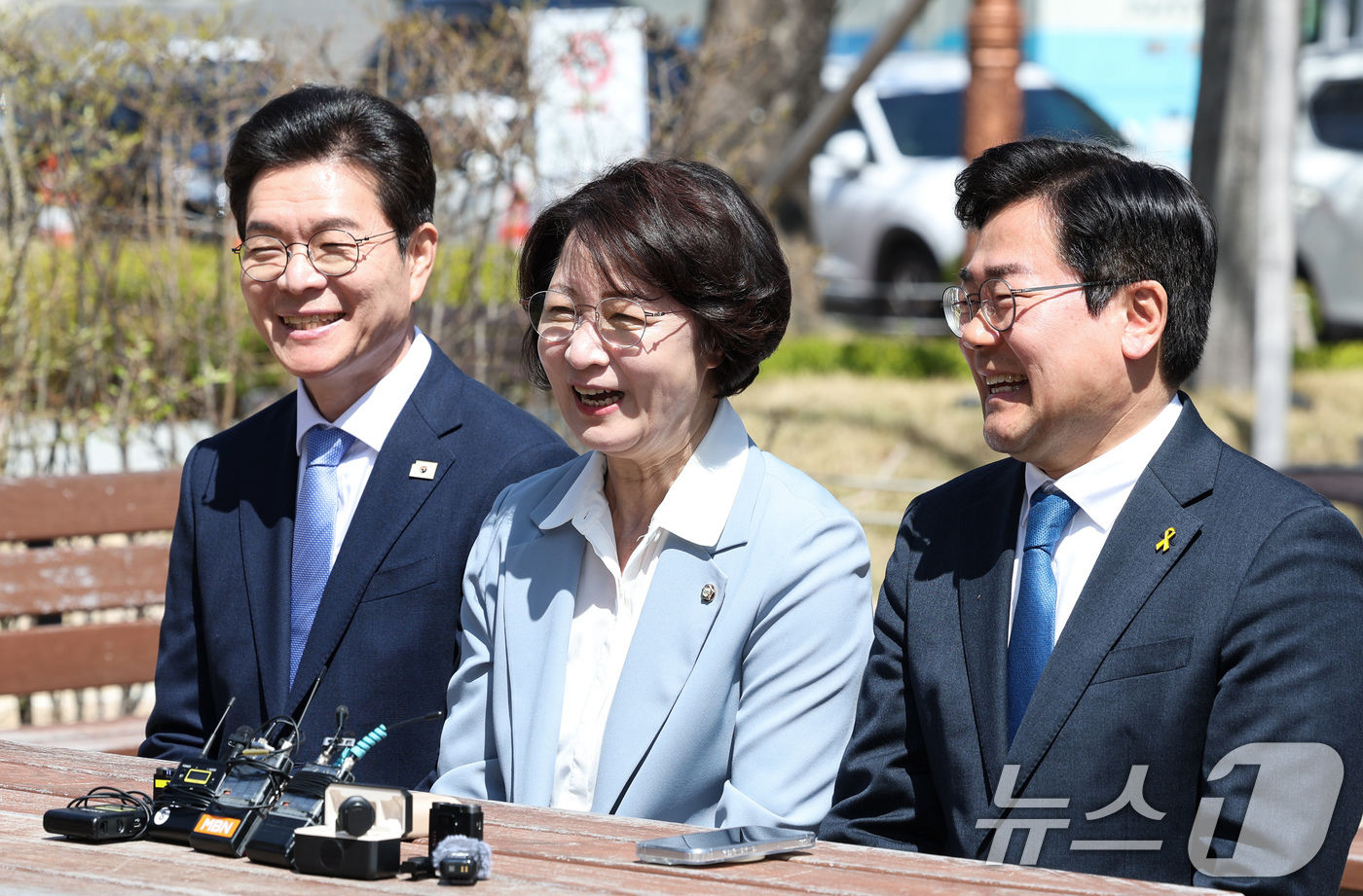 (서울=뉴스1) 임지훈 인턴기자 = 6·3 지방선거 더불어민주당 정원오 서울시장 후보(왼쪽부터), 추미애 경기지사 후보, 박찬대 인천시장 후보가 12일 서울 여의도 국회 소통관 앞 …