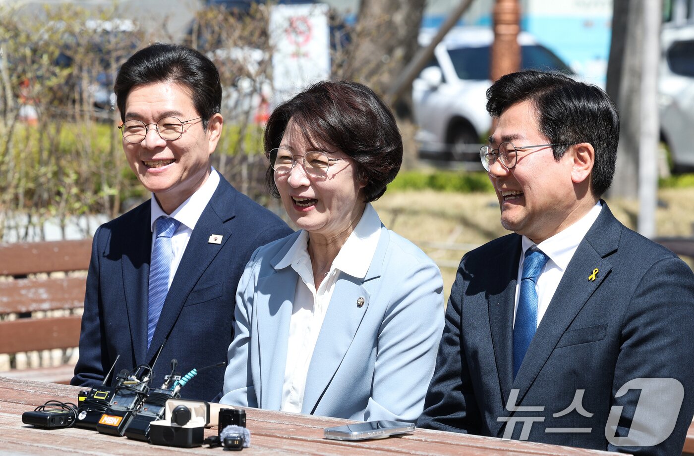 본문 이미지 - 6·3 지방선거 더불어민주당 박찬대 인천시장 후보(오른쪽)가 12일 서울 여의도 국회 소통관 앞에서 열린 '원팀 간담회'에서 정원오 서울시장 후보, 추미애 경기지사 후보와 함께 미소를 짓고 있다. 2026.4.12 ⓒ 뉴스1 임지훈 인턴기자