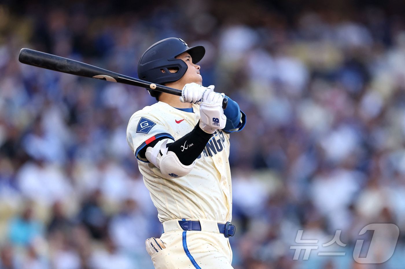 본문 이미지 - LA 다저스의 '슈퍼스타' 오타니쇼헤이가 12일(한국시간) 열린 2026 메이저리그 텍사스 레인저스전에서 1회말 동점 솔로포를 터뜨렸다. ⓒ AFP=뉴스1