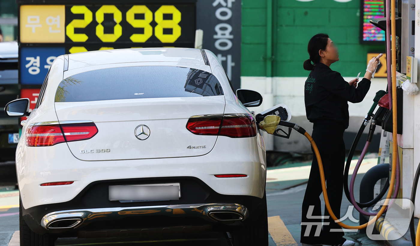 (서울=뉴스1) 오대일 기자 = 3차 석유 최고가격제 시행 사흘째인 12일 서울 성북구의 한 주유소에 유가 정보가 표시돼 있다.한국석유공사 유가정보시스템 오피넷에 따르면 이날 오전 …