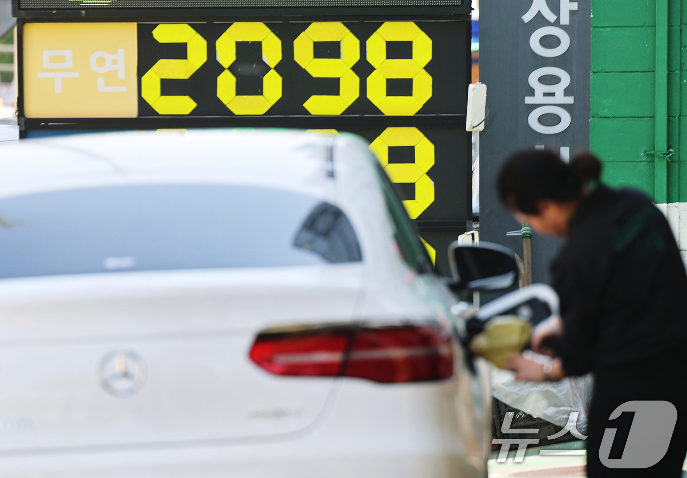 (서울=뉴스1) 오대일 기자 = 3차 석유 최고가격제 시행 사흘째인 12일 서울 성북구의 한 주유소에 유가 정보가 표시돼 있다.한국석유공사 유가정보시스템 오피넷에 따르면 이날 오전 …