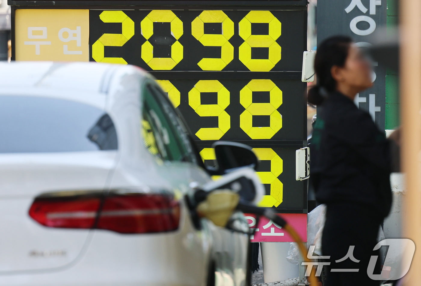 (서울=뉴스1) 오대일 기자 = 3차 석유 최고가격제 시행 사흘째인 12일 서울 성북구의 한 주유소에 유가 정보가 표시돼 있다.한국석유공사 유가정보시스템 오피넷에 따르면 이날 오전 …