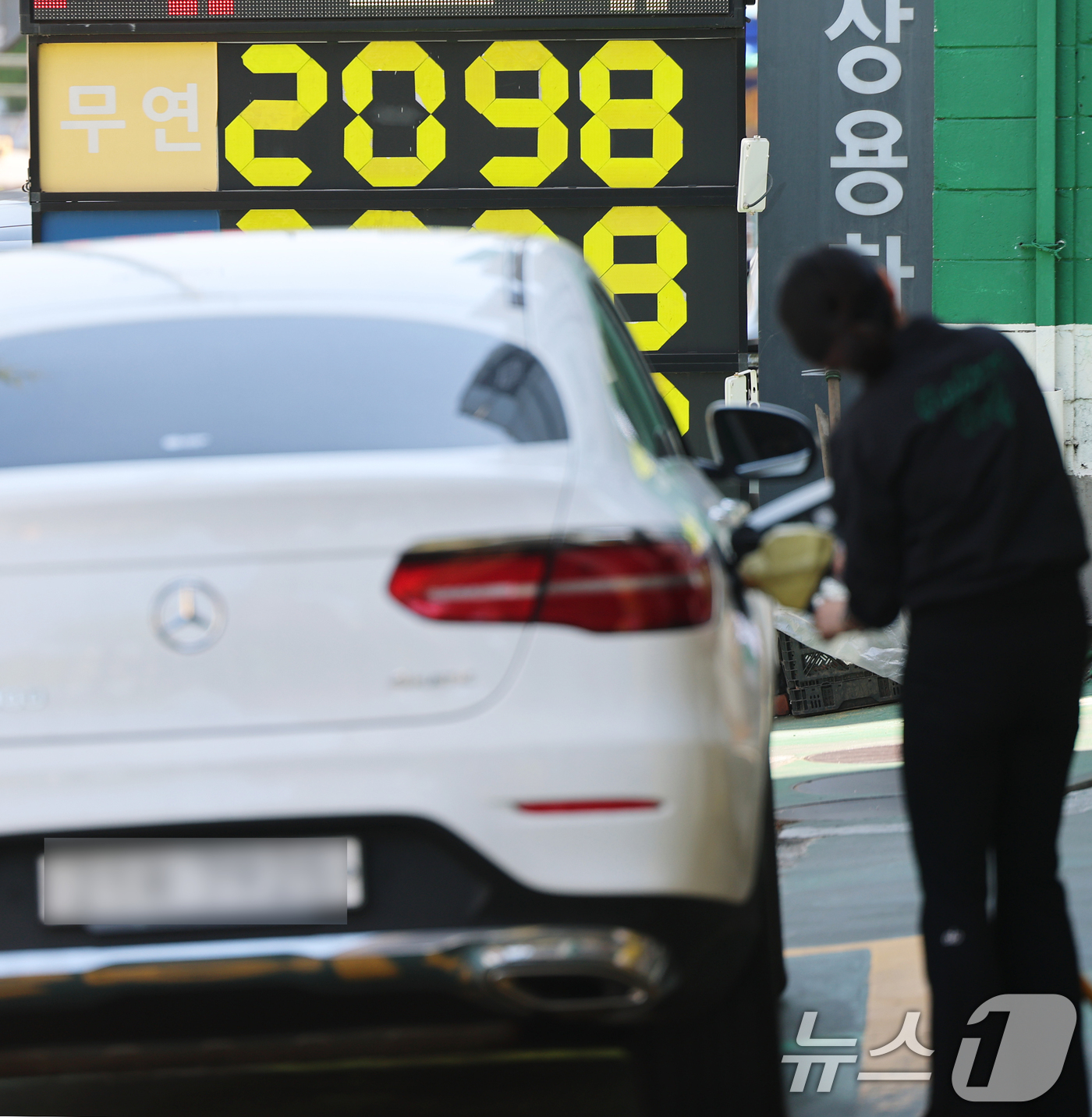 (서울=뉴스1) 오대일 기자 = 3차 석유 최고가격제 시행 사흘째인 12일 서울 성북구의 한 주유소에 유가 정보가 표시돼 있다.한국석유공사 유가정보시스템 오피넷에 따르면 이날 오전 …