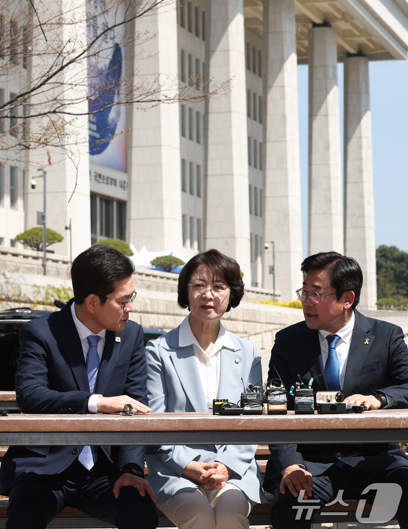 (서울=뉴스1) 임지훈 인턴기자 = 6·3 지방선거 더불어민주당 정원오 서울시장 후보(왼쪽부터), 추미애 경기지사 후보, 박찬대 인천시장 후보가 12일 서울 여의도 국회 소통관 앞 …