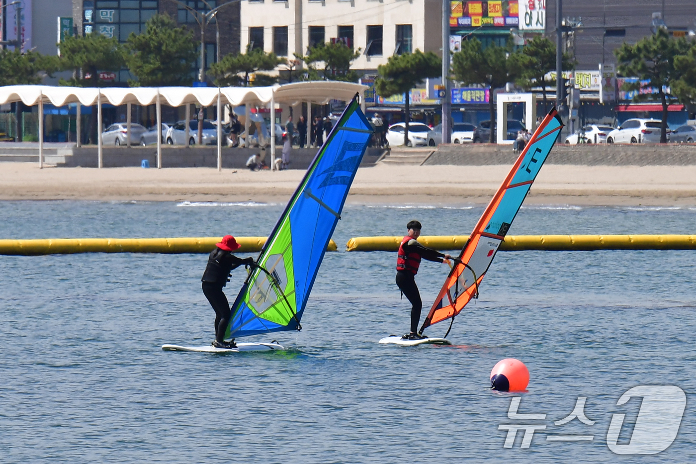 (포항=뉴스1) 최창호 기자 = 12일 경북 포항시 북구 영일대해수욕장에서 해양스포츠아카데미 수강생들이 윈드 서핑 연습을 하고 있다. 2026.4.12/뉴스1