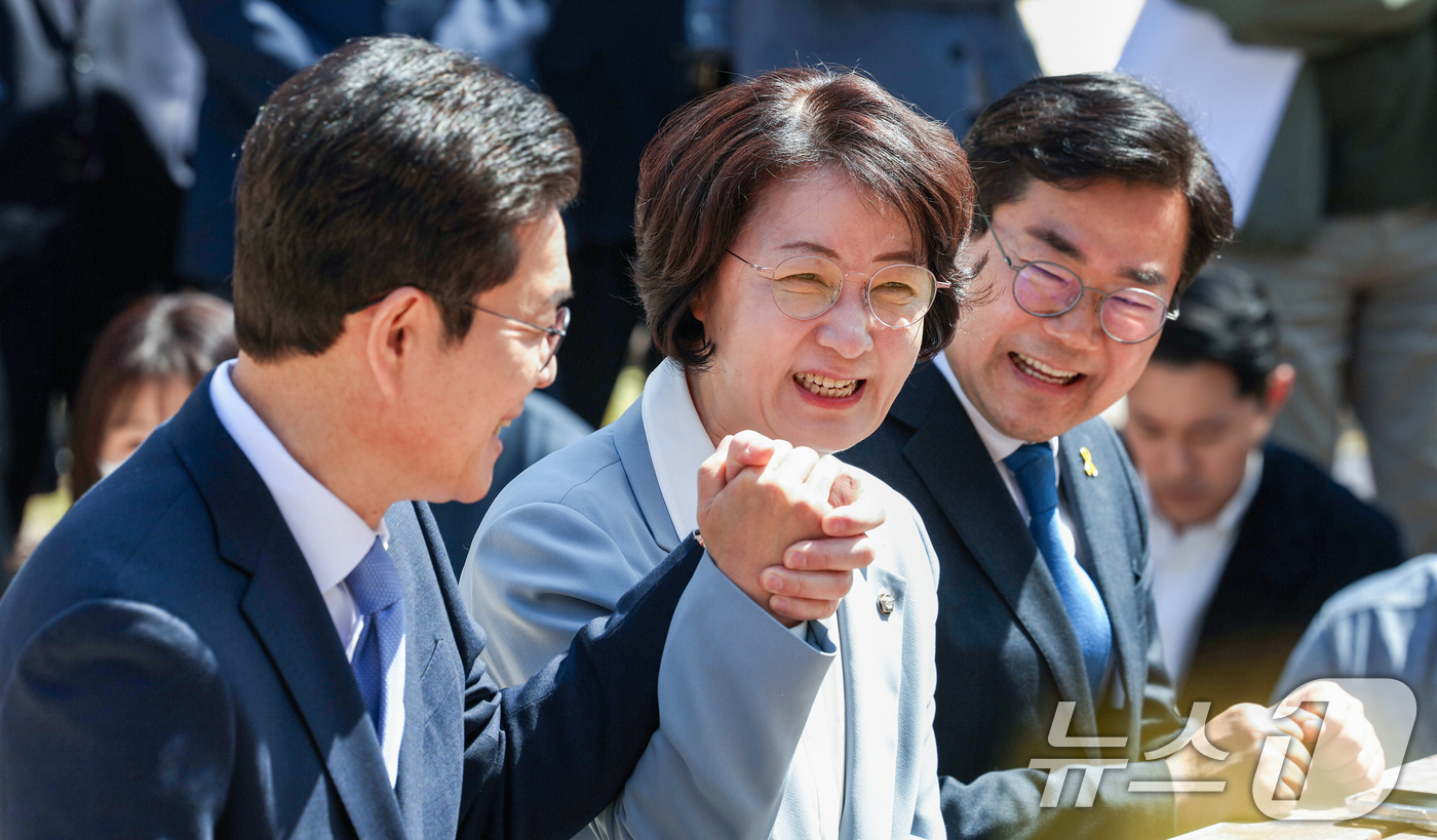 (서울=뉴스1) 임지훈 인턴기자 = 6·3 지방선거 더불어민주당 정원오 서울시장 후보(왼쪽부터), 추미애 경기지사 후보, 박찬대 인천시장 후보가 12일 서울 여의도 국회 소통관 앞 …