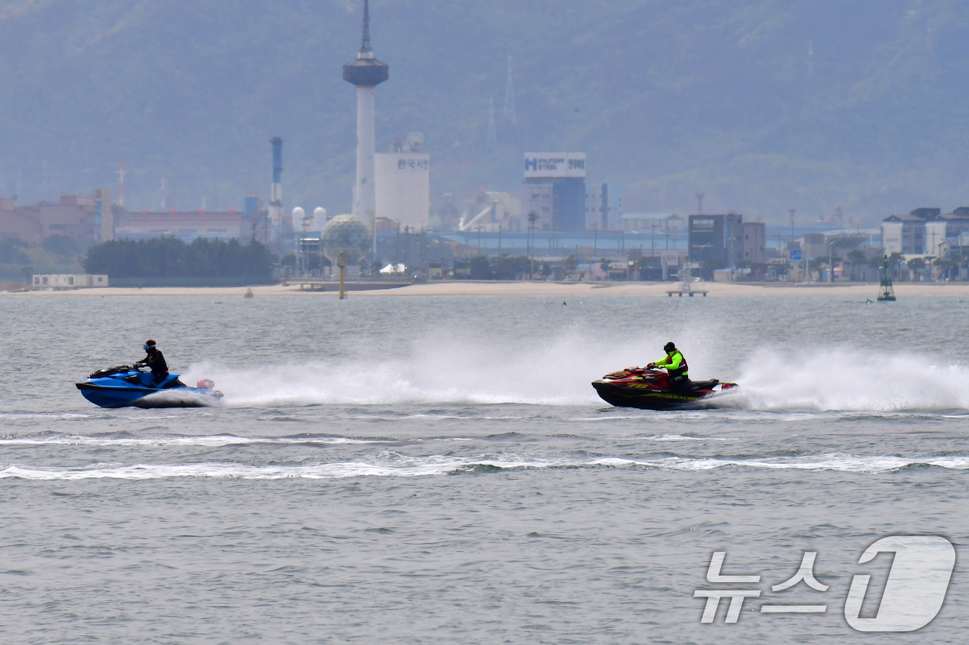 (포항=뉴스1) 최창호 기자 = 12일 경북 포항시 북구 영일대해수욕장 앞바다에서 수상오토바이들이 전력 질주하고 있다. 2026.4.12/뉴스1