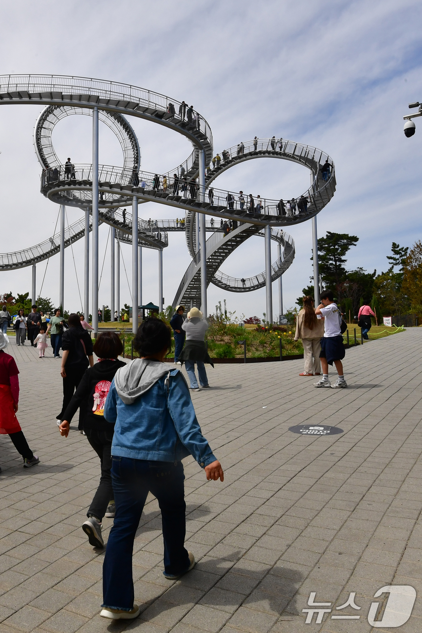 (포항=뉴스1) 최창호 기자 = 12일 경북 포항시 북구 환호공원에서 관광객들이 스페이스워크를 걸으며 휴일을 보내고 있다. 2026.4.12/뉴스1