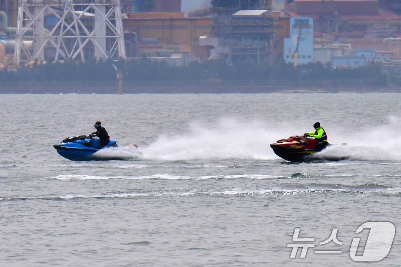 (포항=뉴스1) 최창호 기자 = 12일 경북 포항시 북구 영일대해수욕장 앞바다에서 수상오토바이들이 전력 질주하고 있다.  2026.4.12/뉴스1