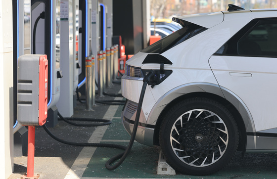 "집 앞 전기차 충전기 설치, 절반만 내세요…나머지는 서울시가 지원"