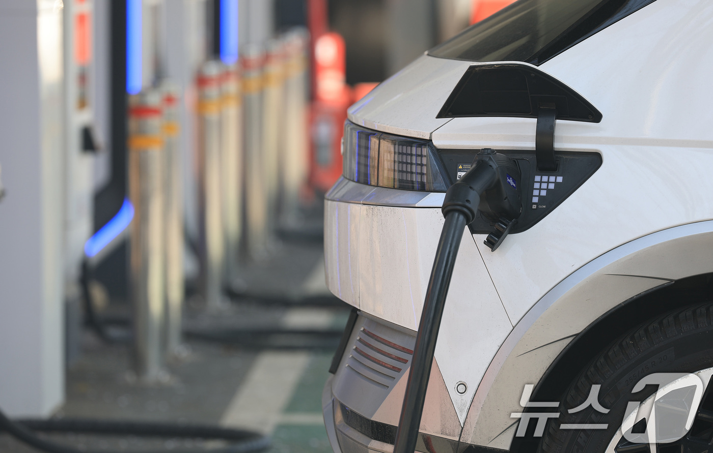 (서울=뉴스1) 임세영 기자 = 국내 유가가 연일 고공행진을 이어가며 서울 평균 휘발유 가격이 2,000원을 넘어서면서 침체됐던 전기차 시장이 급반등 하고 있다.올해 1분기 전기 …
