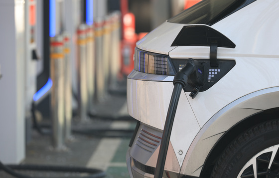 '고유가에 전기차 판매 급증'