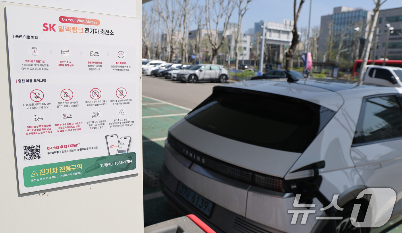 (서울=뉴스1) 임세영 기자 = 국내 유가가 연일 고공행진을 이어가며 서울 평균 휘발유 가격이 2,000원을 넘어서면서 침체됐던 전기차 시장이 급반등 하고 있다.올해 1분기 전기 …