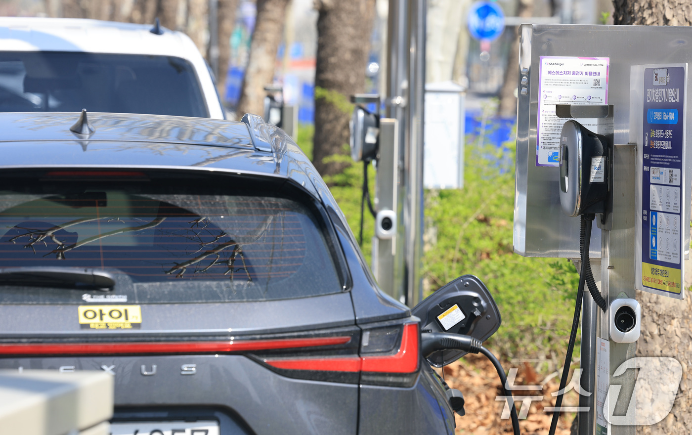 (서울=뉴스1) 임세영 기자 = 국내 유가가 연일 고공행진을 이어가며 서울 평균 휘발유 가격이 2,000원을 넘어서면서 침체됐던 전기차 시장이 급반등 하고 있다.올해 1분기 전기 …