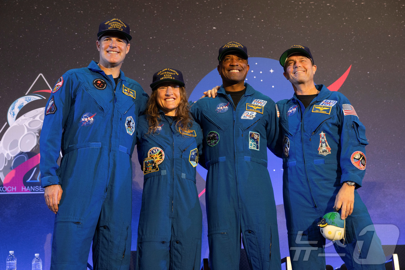 (로이터=뉴스1) 박세연 기자 = NASA 우주비행사 크리스티나 코흐, 빅터 글로버, 리드 와이즈먼, 캐나다 우주국(CSA) 우주비행사 제레미 한센으로 구성된 아르테미스 2 승무원 …