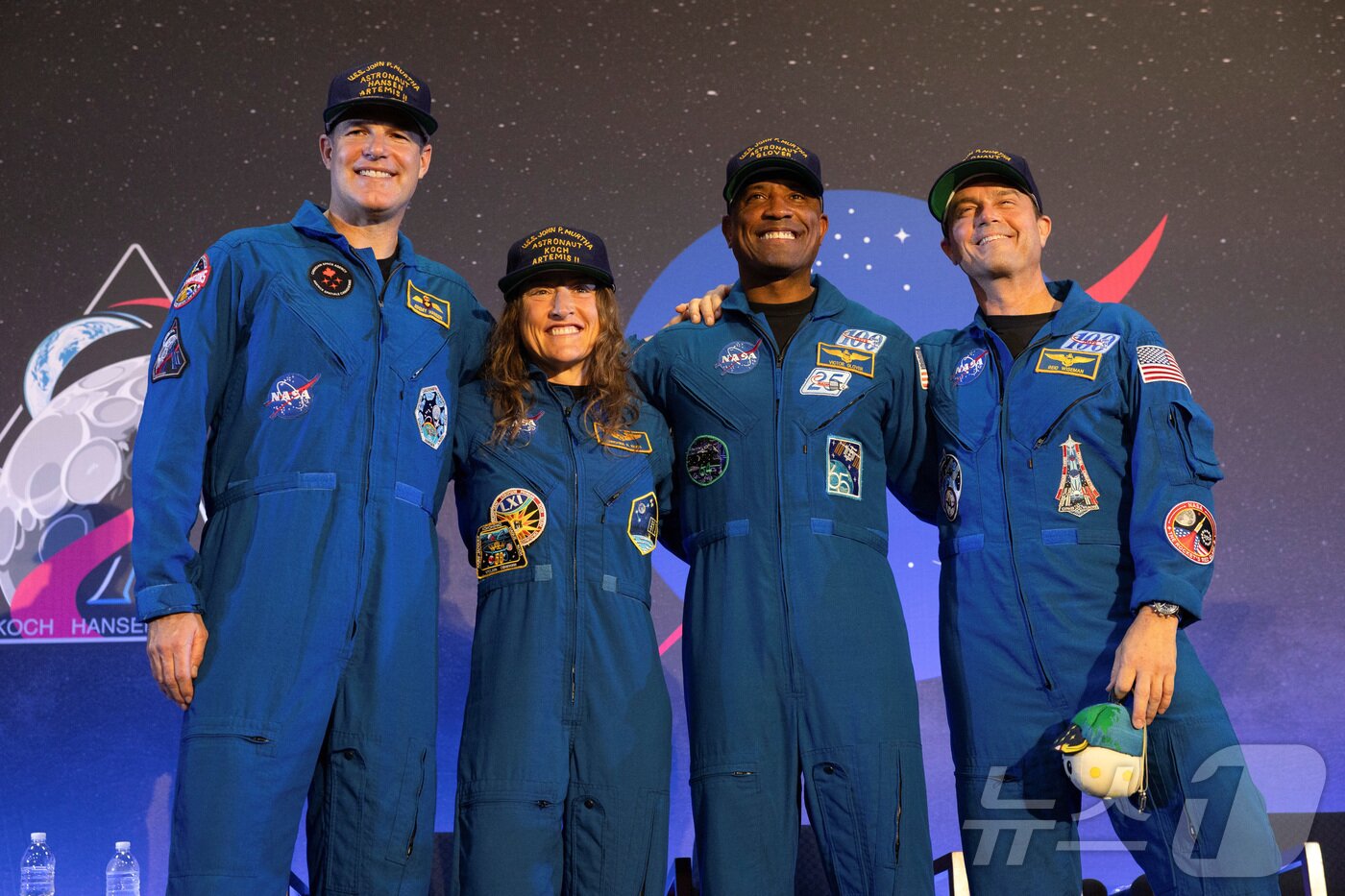 본문 이미지 - NASA 우주비행사 크리스티나 코흐, 빅터 글로버, 리드 와이즈먼, 캐나다 우주국(CSA) 우주비행사 제레미 한센으로 구성된 아르테미스 2 승무원들이 11일 미국 텍사스주 휴스턴에서 열린 환영행사에 참석해 기념촬영을 하고 있다. 임무를 마친 아르테미스 2호는 10일 무사히 귀환했다. ⓒ 로이터=뉴스1