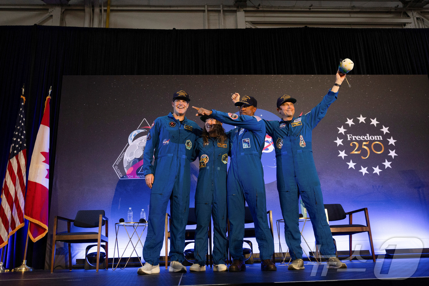 (로이터=뉴스1) 박세연 기자 = NASA 우주비행사 크리스티나 코흐, 빅터 글로버, 리드 와이즈먼, 캐나다 우주국(CSA) 우주비행사 제레미 한센으로 구성된 아르테미스 2 승무원 …