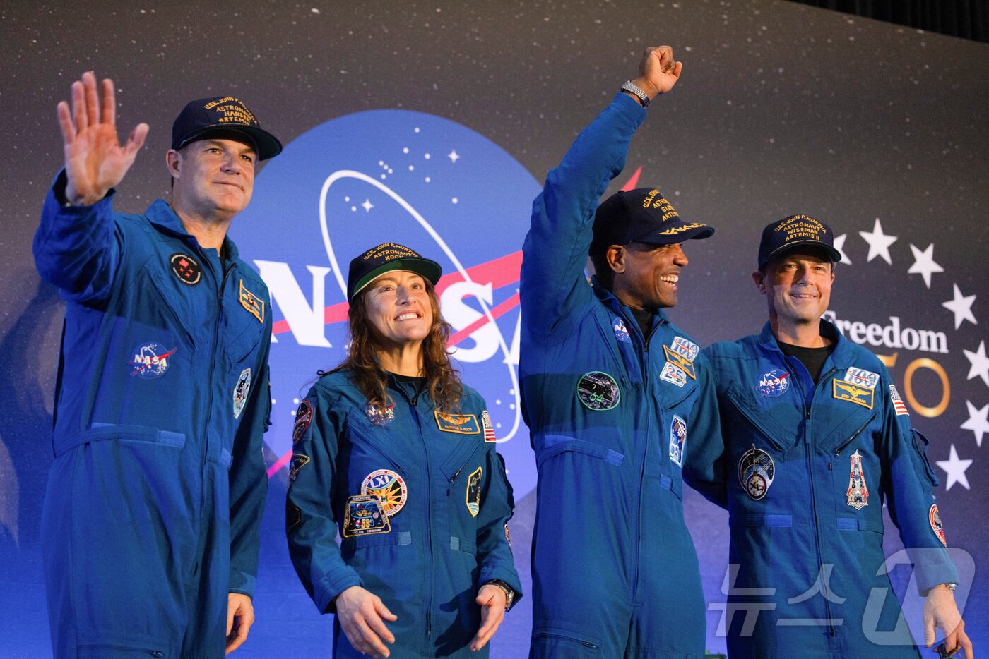 본문 이미지 - NASA 우주비행사 크리스티나 코흐, 빅터 글로버, 리드 와이즈먼, 캐나다 우주국(CSA) 우주비행사 제레미 한센으로 구성된 아르테미스 2 승무원들이 11일(현지시간) 미국 텍사스주 휴스턴에서 열린 환영행사에 참석해 인사를 하고 있다.  ⓒ 로이터=뉴스1