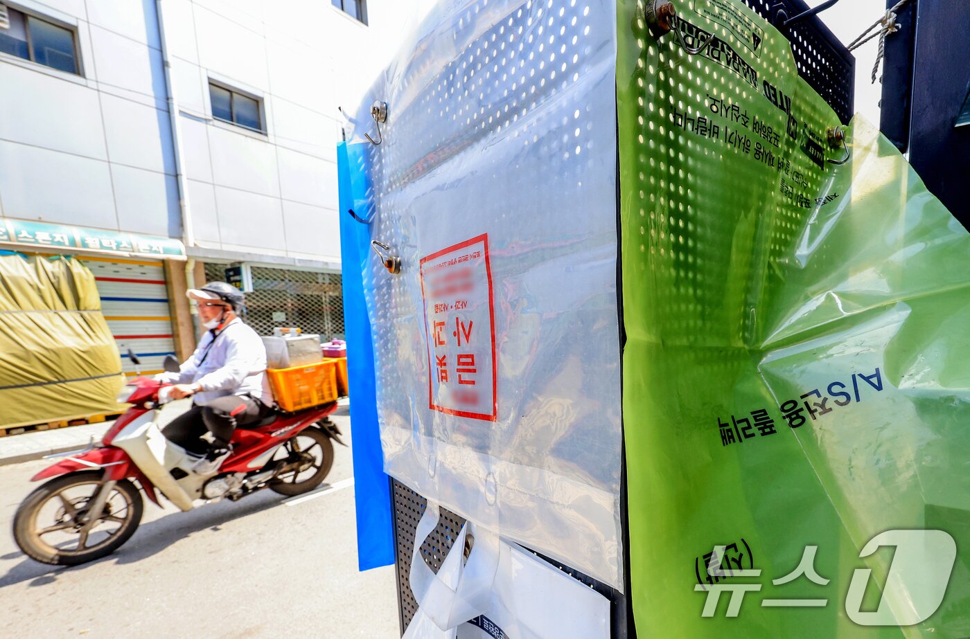 본문 이미지 - 12일 서울 중구 방산시장 한 매장에 제품들이 진열돼 있다. 중동 전쟁 여파로 나프타 등의 원료로 하는 폴리에틸렌(PE)·폴리프로필렌(PP) 계열 제품의 가격 상승이 계속되자 정부와 국회는 가격 급등이 두드러진 농업용 비닐에 대해서 154억 원 규모의 추가경정예산을 편성해 긴급 지원에 나서고 있다. 2026.4.12 ⓒ 뉴스1 이호윤 기자