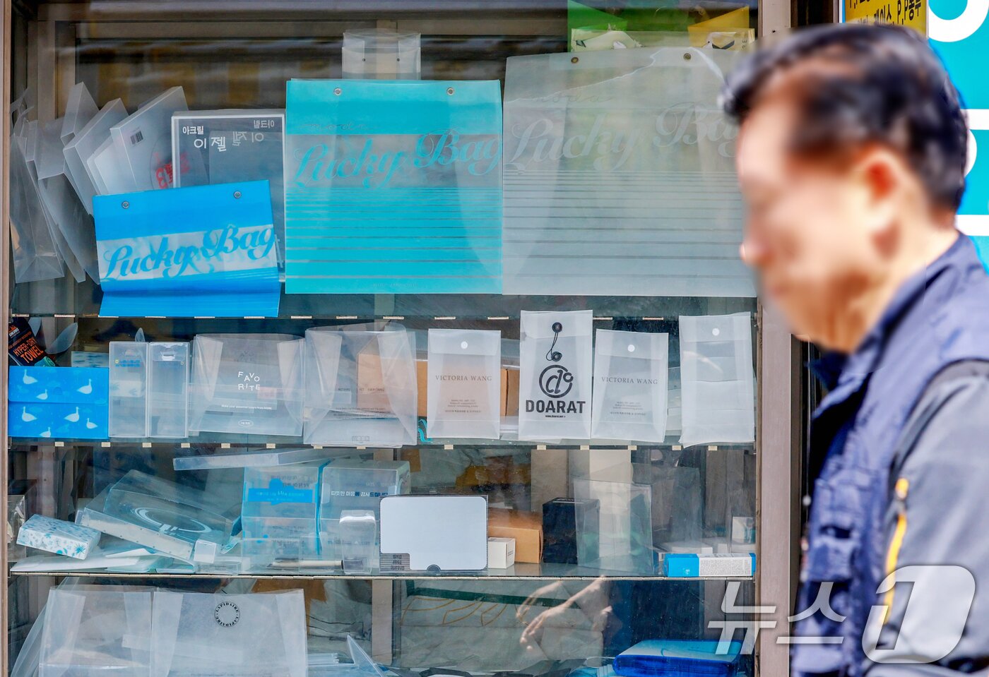 본문 이미지 - 12일 서울 중구 방산시장 한 매장에 제품들이 진열돼 있다. 2026.4.12 ⓒ 뉴스1 이호윤 기자