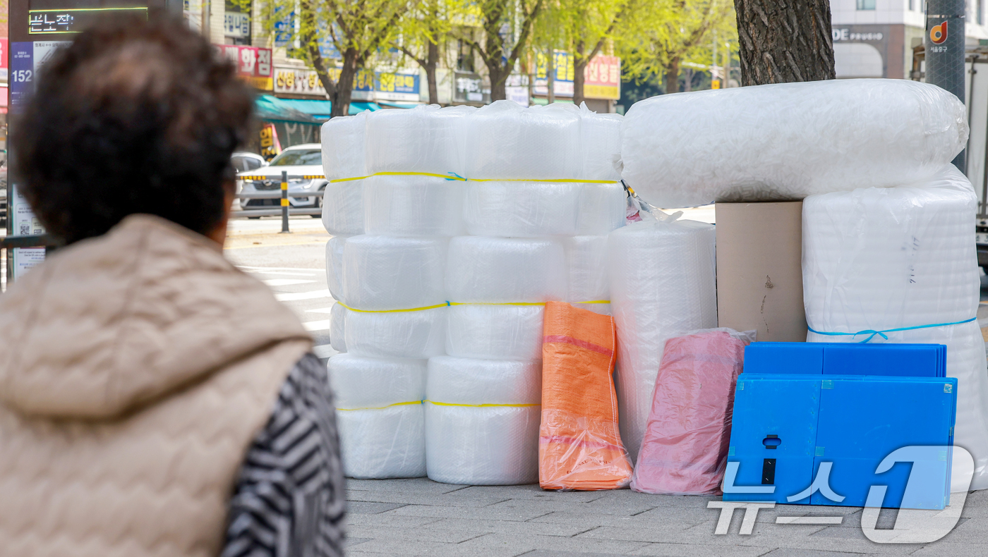 (서울=뉴스1) 이호윤 기자 = 12일 서울 중구 방산시장 한 매장에 제품들이 진열돼 있다.중동 전쟁 여파로 나프타 등의 원료로 하는 폴리에틸렌(PE)·폴리프로필렌(PP) 계열 제 …