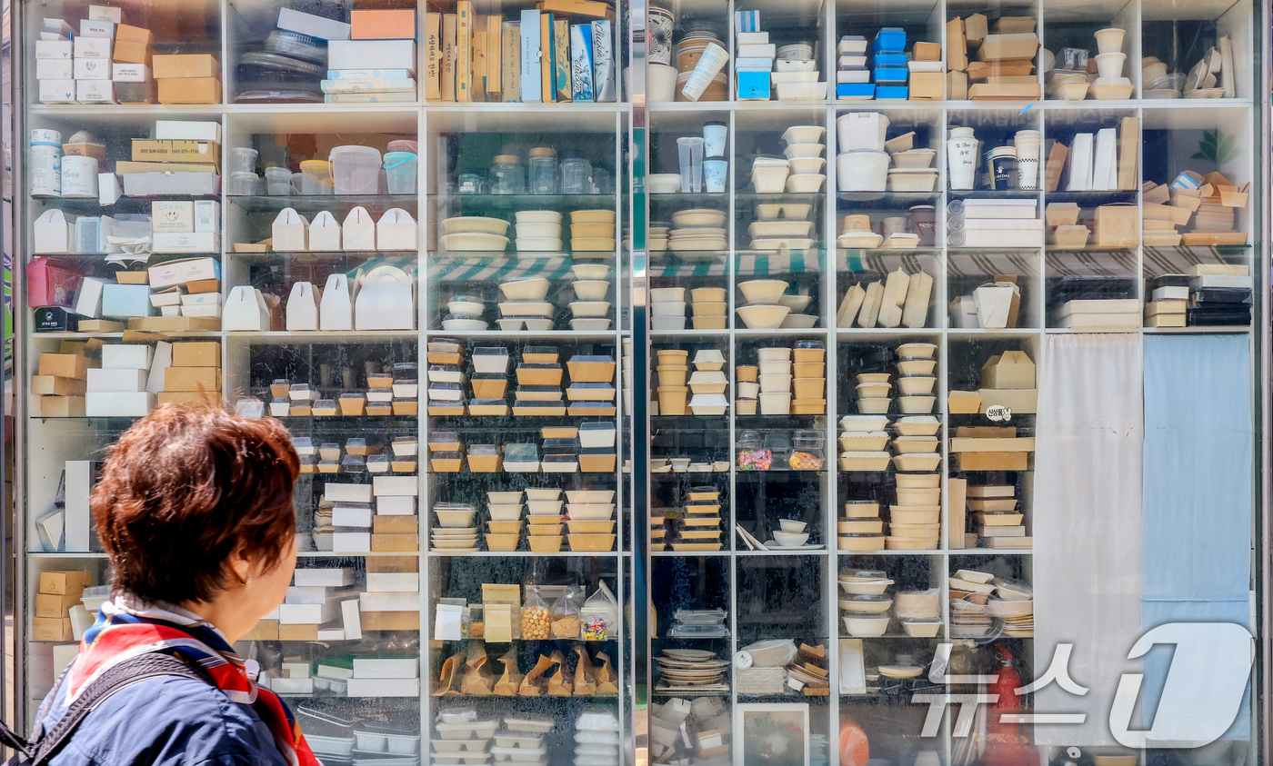 (서울=뉴스1) 이호윤 기자 = 12일 서울 중구 방산시장 한 매장에 제품들이 진열돼 있다.중동 전쟁 여파로 나프타 등의 원료로 하는 폴리에틸렌(PE)·폴리프로필렌(PP) 계열 제 …