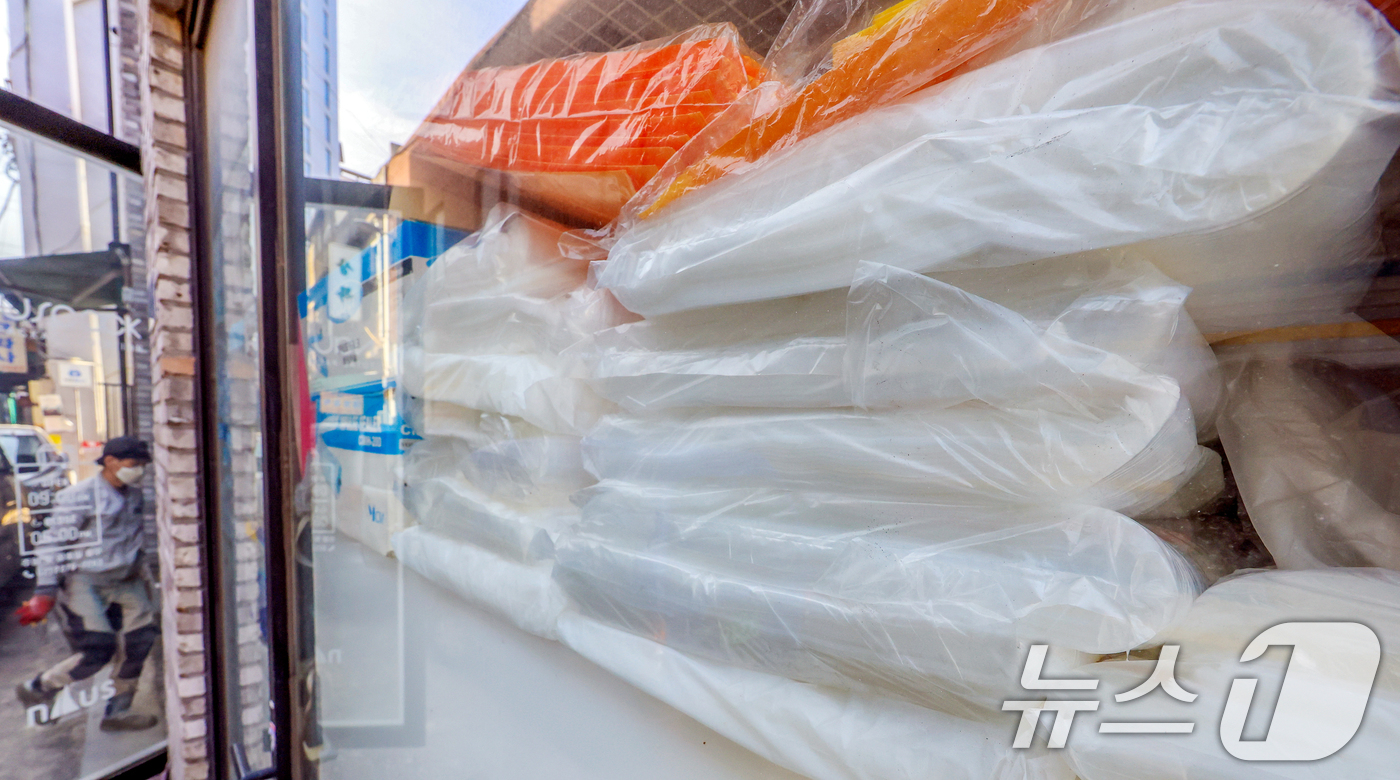 (서울=뉴스1) 이호윤 기자 = 12일 서울 중구 방산시장 한 매장에 제품들이 진열돼 있다.중동 전쟁 여파로 나프타 등의 원료로 하는 폴리에틸렌(PE)·폴리프로필렌(PP) 계열 제 …