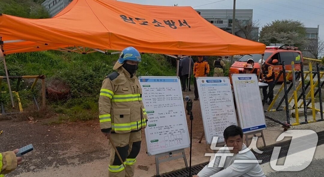 본문 이미지 - 12일 오후 전남소방본부가 완도 냉동창고 화재 사건에 대해 브리핑하고 있다. 앞서 이날 오전 8시 25분쯤 전남 완도군 군외면 원동리의 한 냉동창고에서 불이 나 소방대원 2명이 숨졌다. (전남소방본부 제공. 재판매 및 DB금지) 2026.4.12 ⓒ 뉴스1 이수민 기자