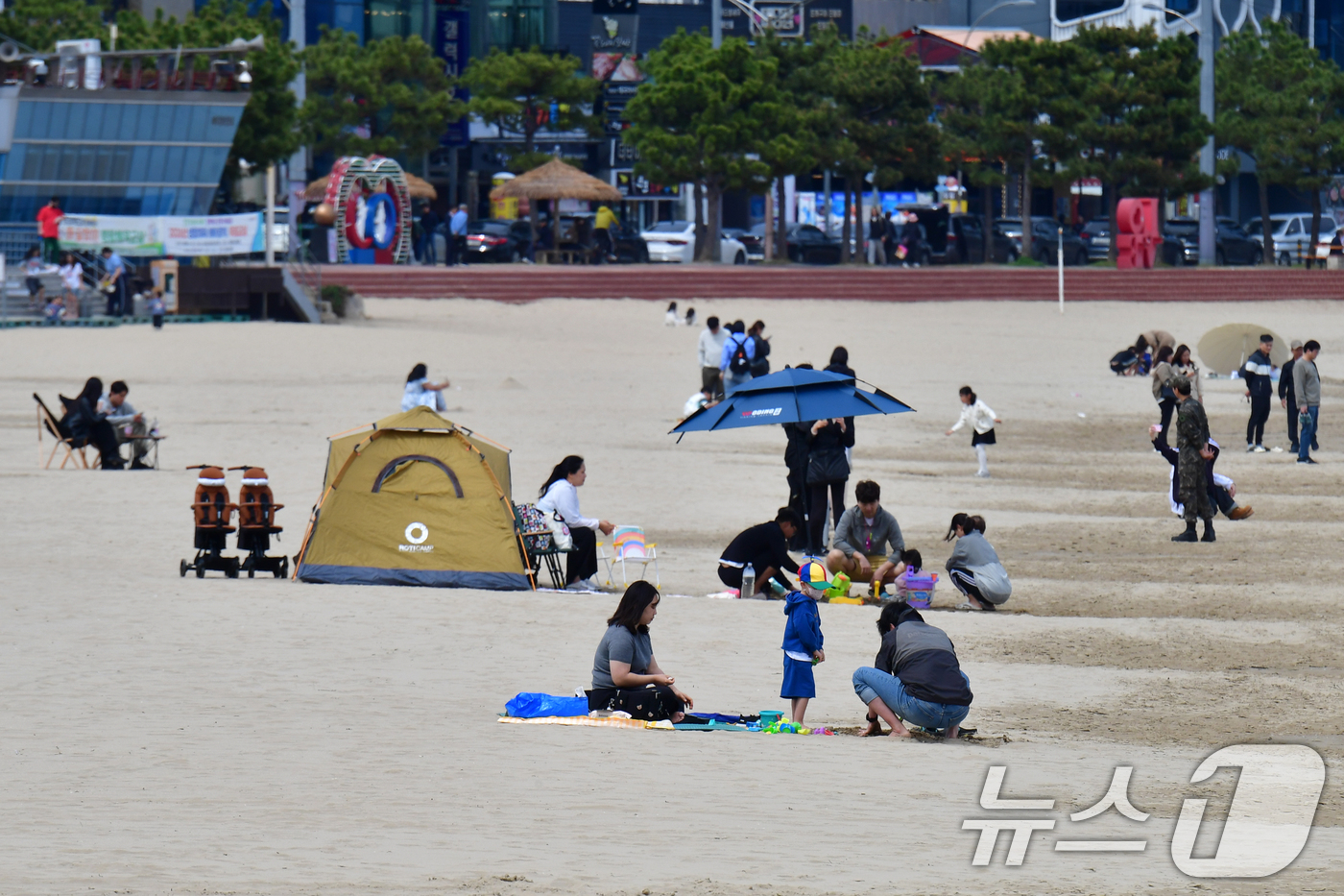 (포항=뉴스1) 최창호 기자 = 12일 경북 포항시 북구 영일대해수욕장 백사장에서 시민들과 관광객들이 따뜻한 봄 오후를 보내고 있다. 2026.4.12/뉴스1