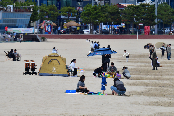 봄 바다 즐기는 시민들
