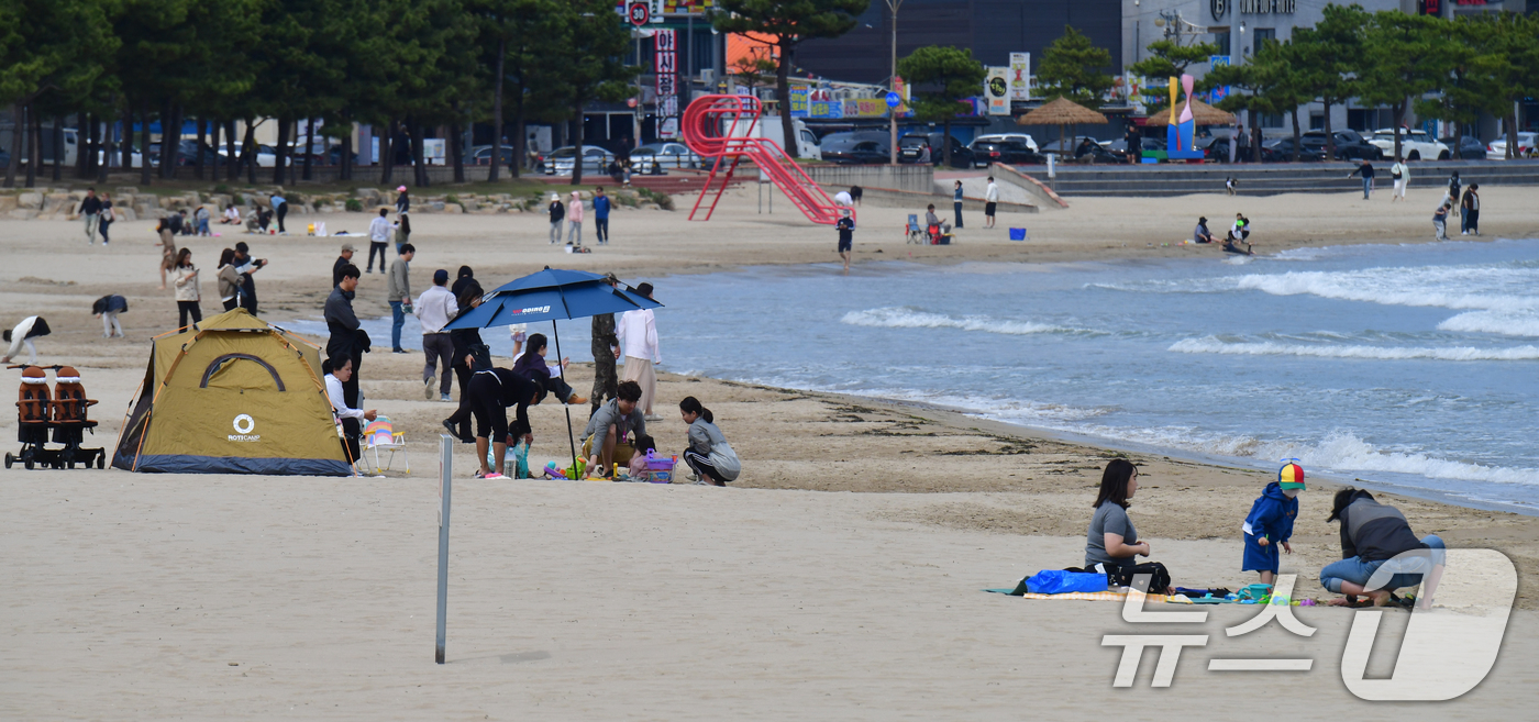 (포항=뉴스1) 최창호 기자 = 12일 경북 포항시 북구 영일대해수욕장 백사장에서 시민들과 관광객들이 따뜻한 봄 오후를 보내고 있다.  2026.4.12/뉴스1