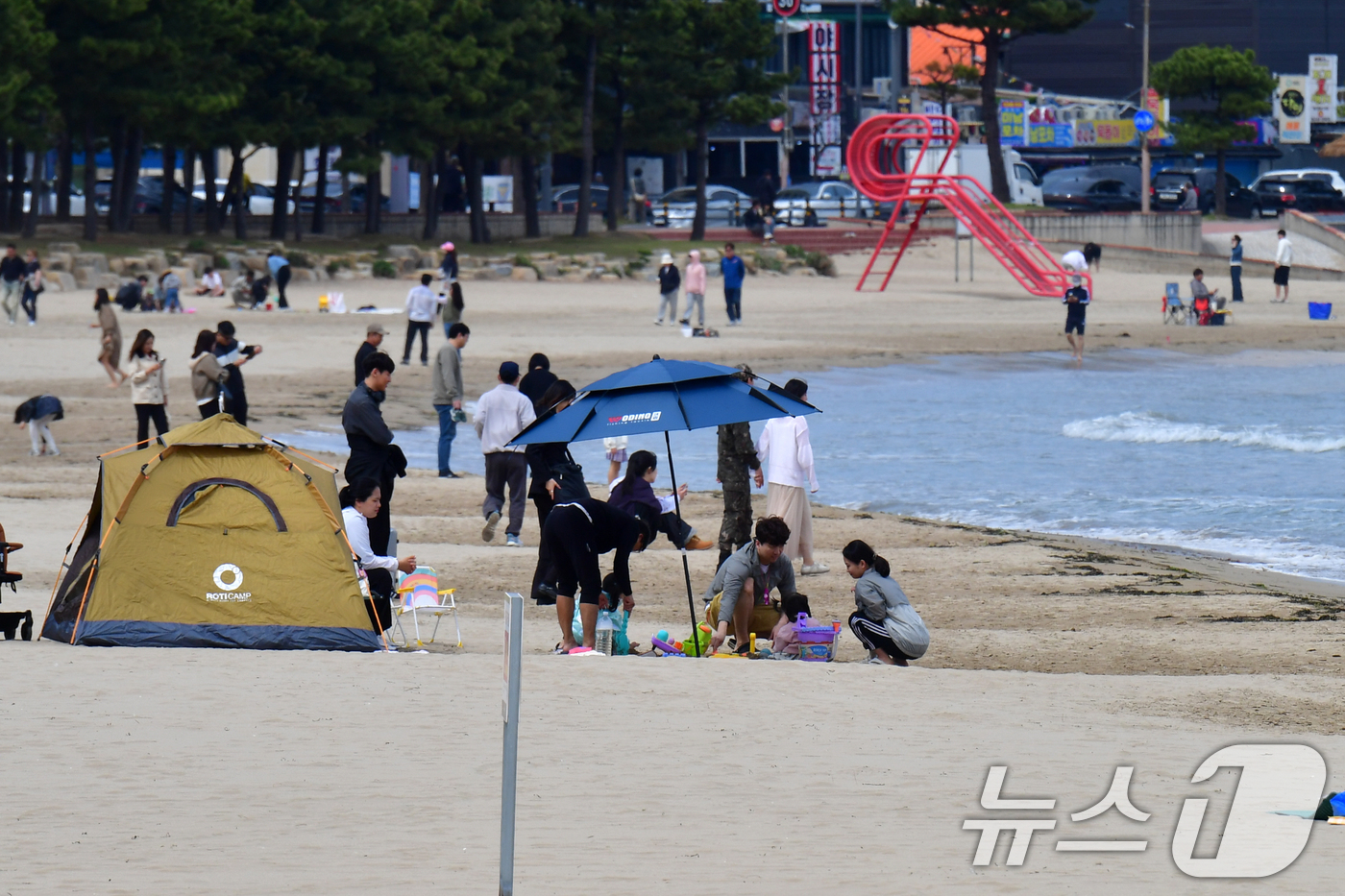 (포항=뉴스1) 최창호 기자 = 12일 경북 포항시 북구 영일대해수욕장 백사장에서 시민들과 관광객들이 따뜻한 봄 오후를 보내고 있다. 2026.4.12/뉴스1