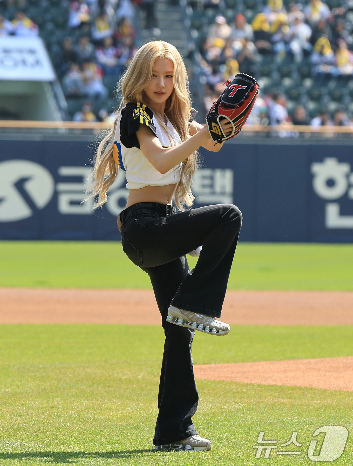 (서울=뉴스1) 임세영 기자 = 12일 서울 송파구 잠실야구장에서 열린 '2026 신한 SOL KBO리그' 열린 SSG 랜더스와 LG트윈스의 경기에서 걸그룹 아이들 미연이 시구를 …