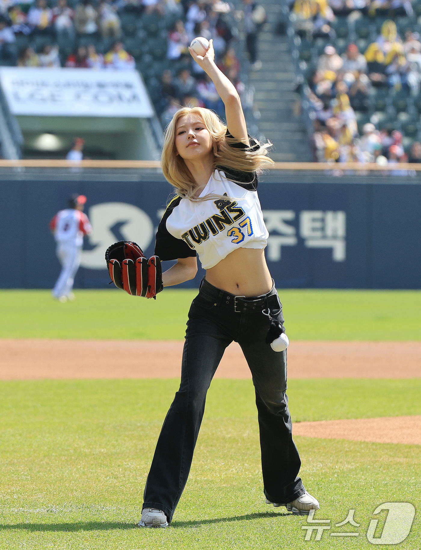 (서울=뉴스1) 임세영 기자 = 12일 서울 송파구 잠실야구장에서 열린 '2026 신한 SOL KBO리그' 열린 SSG 랜더스와 LG트윈스의 경기에서 걸그룹 아이들 미연이 시구를 …