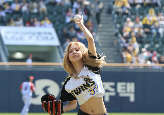 아이들 미연 '완벽한 시구'