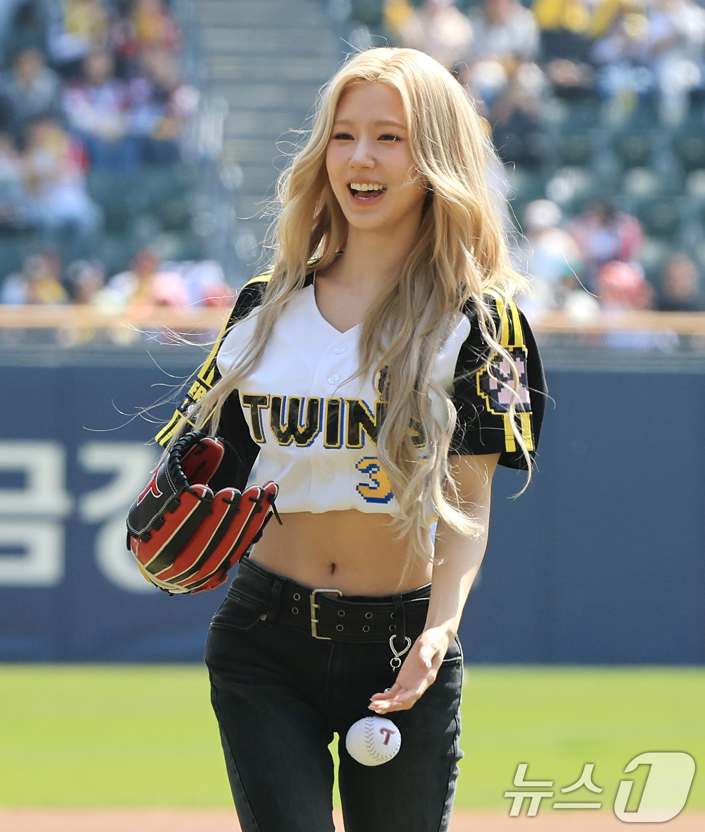 (서울=뉴스1) 임세영 기자 = 12일 서울 송파구 잠실야구장에서 열린 '2026 신한 SOL KBO리그' 열린 SSG 랜더스와 LG트윈스의 경기에서 걸그룹 아이들 미연이 시구를 …