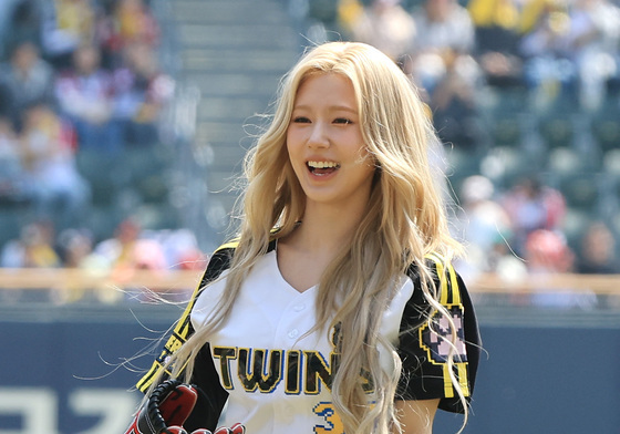 아이들 미연 시구 '환한 미소'