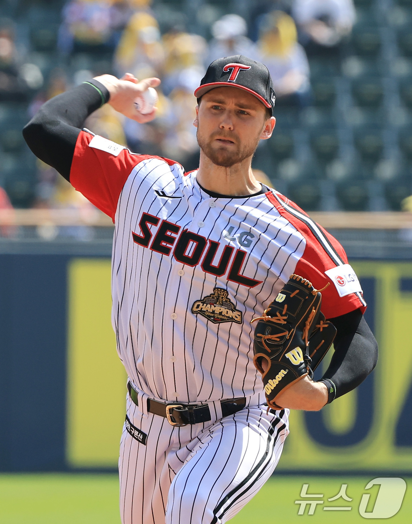 (서울=뉴스1) 임세영 기자 = 12일 서울 송파구 잠실야구장에서 열린 '2026 신한 SOL KBO리그' 열린 SSG 랜더스와 LG트윈스의 경기에서 LG 선발 톨허스트가 역투하고 …