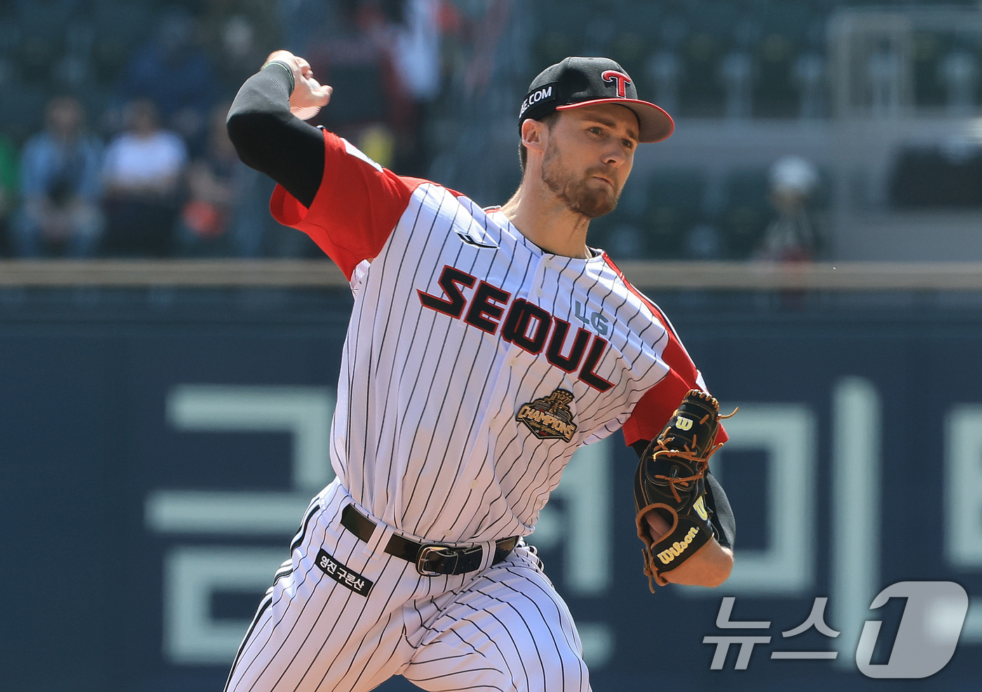 (서울=뉴스1) 임세영 기자 = 12일 서울 송파구 잠실야구장에서 열린 '2026 신한 SOL KBO리그' 열린 SSG 랜더스와 LG트윈스의 경기에서 LG 선발 톨허스트가 역투하고 …