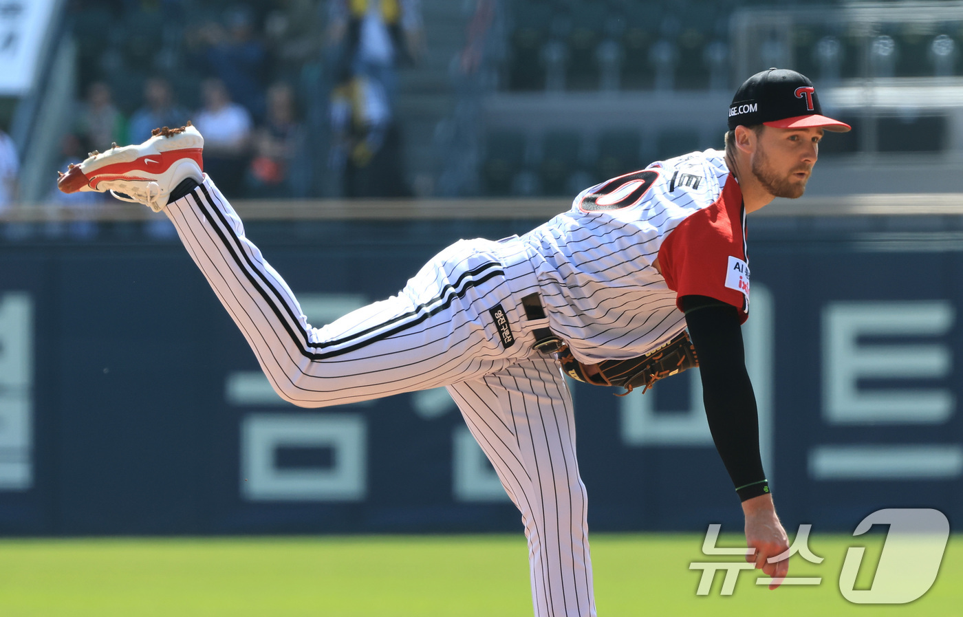 (서울=뉴스1) 임세영 기자 = 12일 서울 송파구 잠실야구장에서 열린 '2026 신한 SOL KBO리그' 열린 SSG 랜더스와 LG트윈스의 경기에서 LG 선발 톨허스트가 역투하고 …