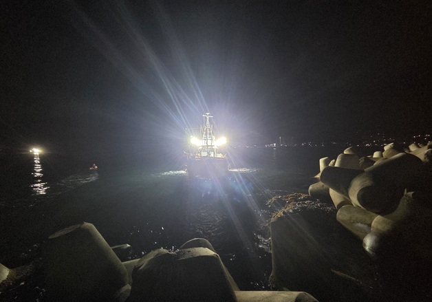 해경, 포항 앞바다서 갯바위에 좌초된 어선 구조…선장·선원 6명 무사