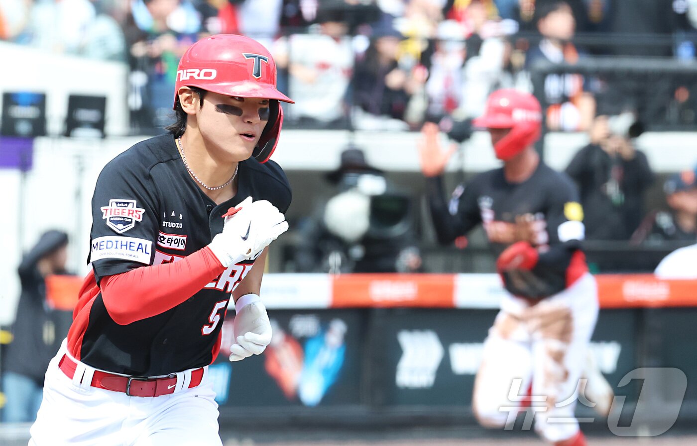 본문 이미지 - 12일 대전 한화생명볼파크에서 열린 2026 신한 SOL KBO리그 기아타이거즈와 한화 이글스의 경기에서 기아 김도영이 1회 2루타 1타점을 치고 있다. 2026.4.12 ⓒ 뉴스1 김기남 기자
