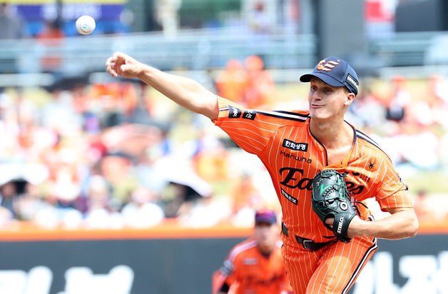 첫 등판 투구하는 쿠싱