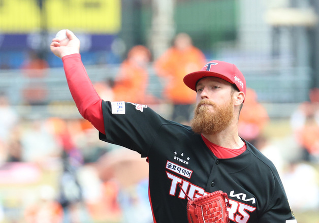 선발 투구하는 기아 올러