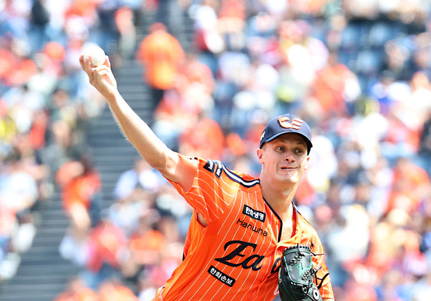 선발 투구하는 쿠싱