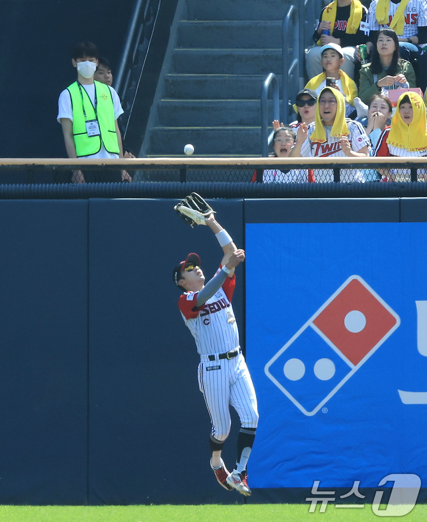 (서울=뉴스1) 임세영 기자 = 12일 서울 송파구 잠실야구장에서 열린 '2026 신한 SOL KBO리그' 열린 SSG 랜더스와 LG트윈스의 경기 1회초 2사 1,3루 상황 LG …