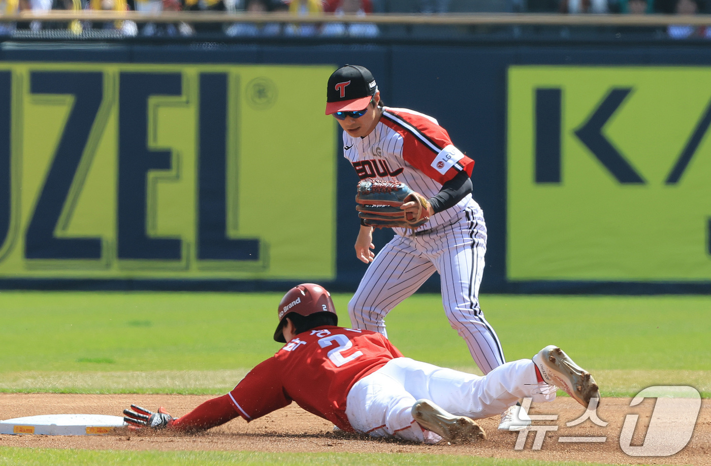 (서울=뉴스1) 임세영 기자 = 12일 서울 송파구 잠실야구장에서 열린 '2026 신한 SOL KBO리그' 열린 SSG 랜더스와 LG트윈스의 경기 1회초 무사 주자 1루 SSG 박 …