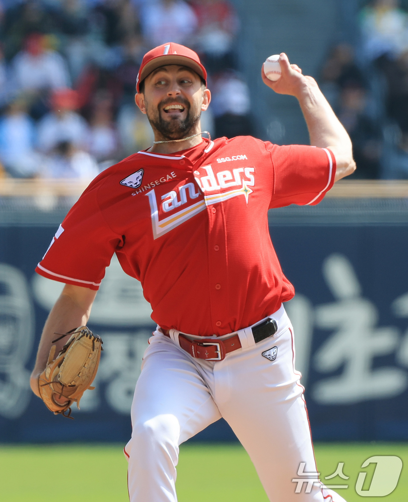 (서울=뉴스1) 임세영 기자 = 12일 서울 송파구 잠실야구장에서 열린 '2026 신한 SOL KBO리그' 열린 SSG 랜더스와 LG트윈스의 경기에서 SSG 선발 베니지아노가 역투 …