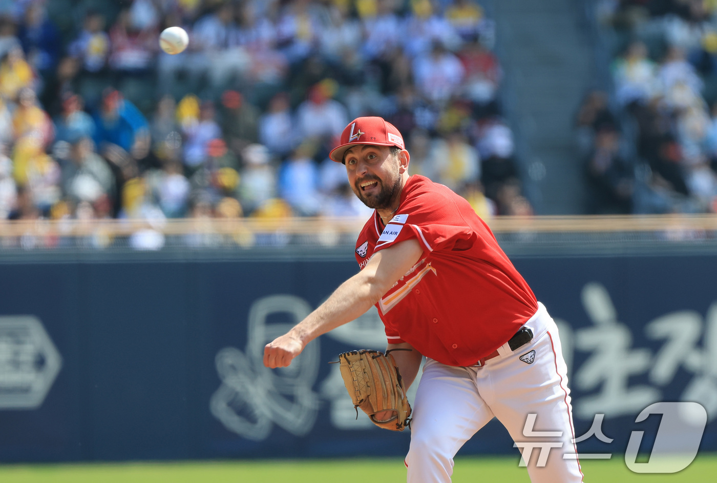 (서울=뉴스1) 임세영 기자 = 12일 서울 송파구 잠실야구장에서 열린 '2026 신한 SOL KBO리그' 열린 SSG 랜더스와 LG트윈스의 경기에서 SSG 선발 베니지아노가 역투 …