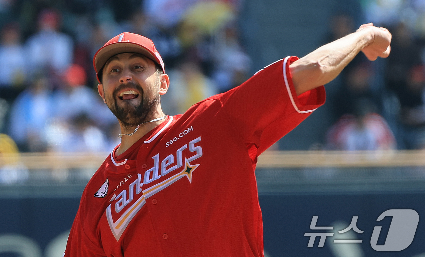 (서울=뉴스1) 임세영 기자 = 12일 서울 송파구 잠실야구장에서 열린 '2026 신한 SOL KBO리그' 열린 SSG 랜더스와 LG트윈스의 경기에서 SSG 선발 베니지아노가 역투 …